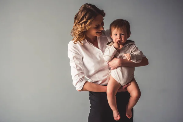 Negocio mamá y bebé niño —  Fotos de Stock