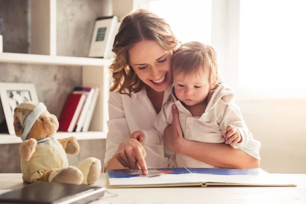 Obchodní Maminka a baby boy — Stock fotografie