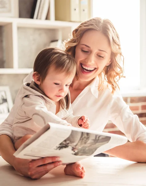 Obchodní Maminka a baby boy — Stock fotografie