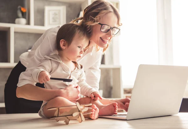 Negocio mamá y bebé niño — Foto de Stock