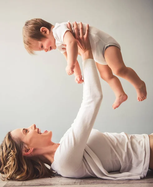 Mamá y bebé niño —  Fotos de Stock