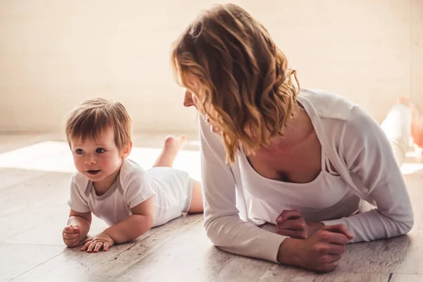 Mamá y bebé niño — Foto de Stock