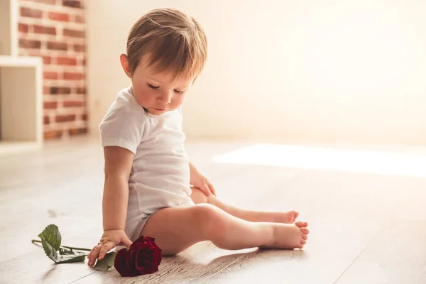 Schattig baby jongen — Stockfoto