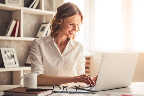 Mujer de negocios hermosa — Foto de Stock