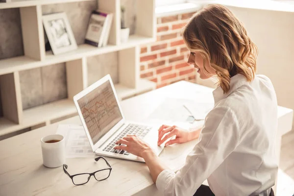 Mujer de negocios hermosa — Foto de Stock