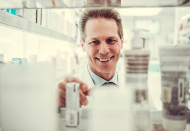 Yakışıklı eczacı çalışma