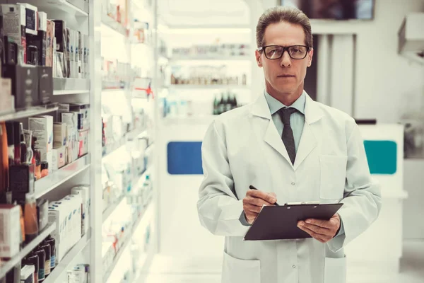 Hermoso farmacéutico trabajando — Foto de Stock