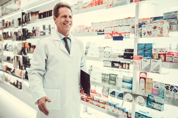 Bel farmacista che lavora — Foto Stock