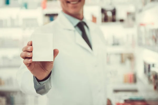 Bel farmacista che lavora — Foto Stock