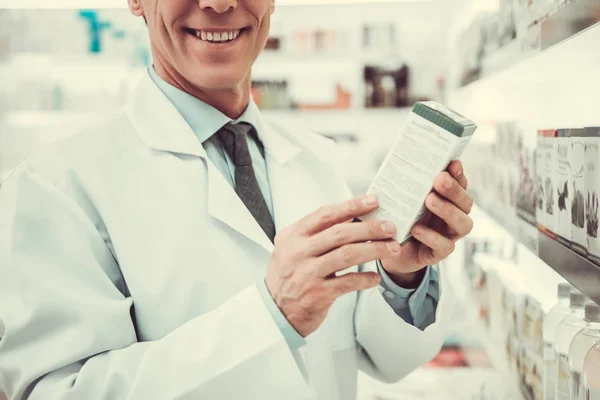 Farmacêutico bonito trabalhando — Fotografia de Stock