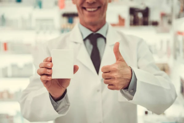 Hermoso farmacéutico trabajando — Foto de Stock