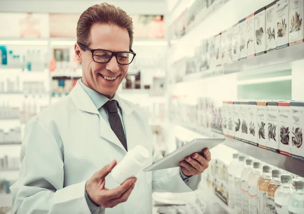 Farmacêutico bonito trabalhando — Fotografia de Stock