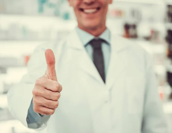 Hermoso farmacéutico trabajando — Foto de Stock