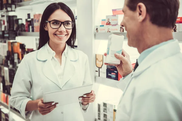 Coppia di farmacisti — Foto Stock