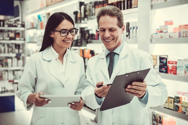 Casal de farmacêuticos — Fotografia de Stock