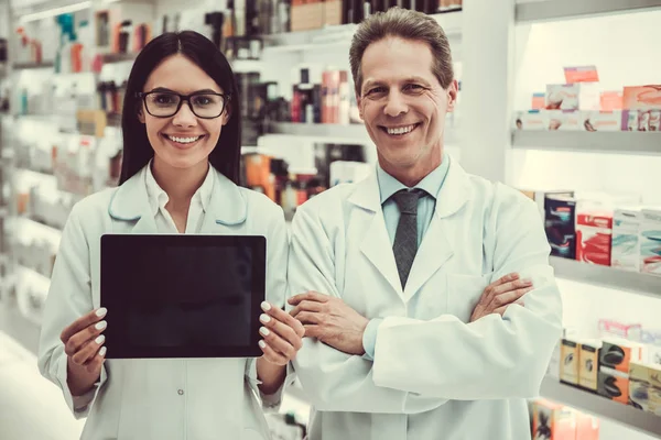 Casal de farmacêuticos — Fotografia de Stock