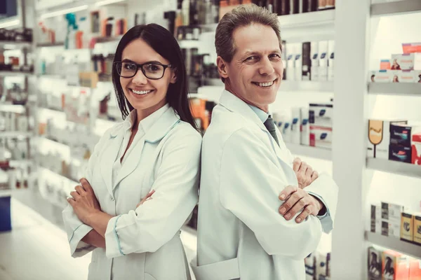 Pareja de farmacéuticos — Foto de Stock