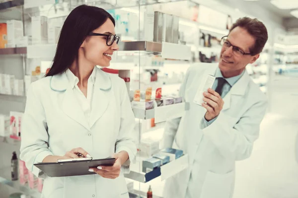 Pareja de farmacéuticos — Foto de Stock