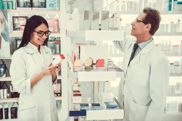 Pareja de farmacéuticos — Foto de Stock