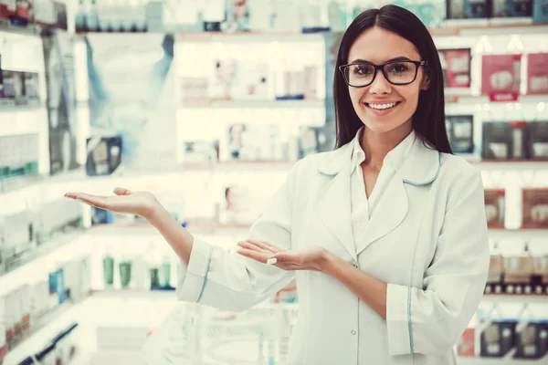 Schöne Apothekerin arbeitet — Stockfoto