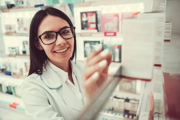 Belo farmacêutico trabalhando — Fotografia de Stock