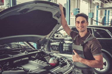 Yakışıklı otomotiv servis işçisi