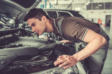 Yakışıklı otomotiv servis işçisi