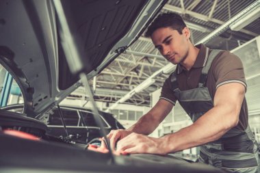 Yakışıklı otomotiv servis işçisi