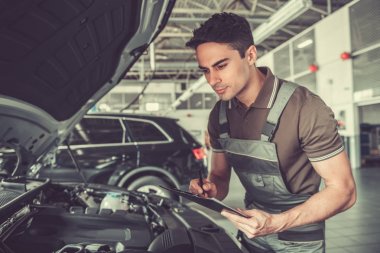 Yakışıklı otomotiv servis işçisi