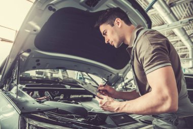 Yakışıklı otomotiv servis işçisi