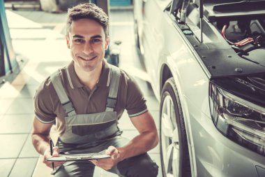 Yakışıklı otomotiv servis işçisi