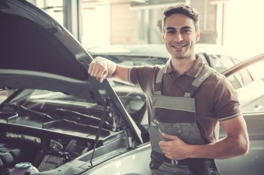 Yakışıklı otomotiv servis işçisi