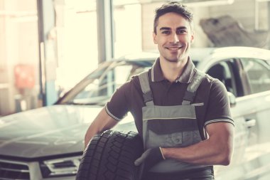 Yakışıklı otomotiv servis işçisi