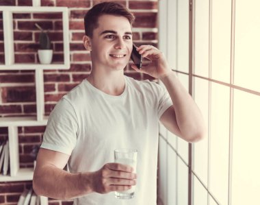 yakışıklı olan evde