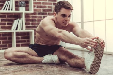 Evde çalışan adam