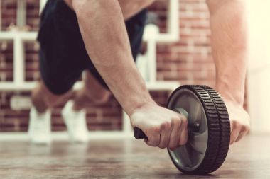 Evde çalışan adam