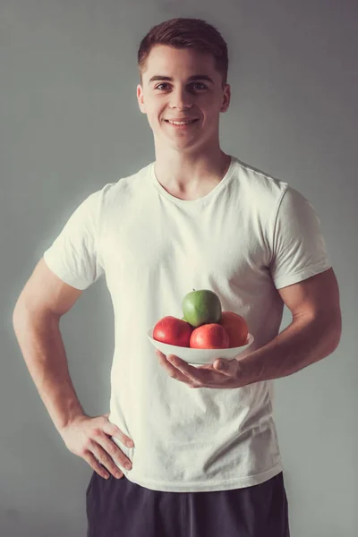 Chico con comida saludable — Foto de Stock