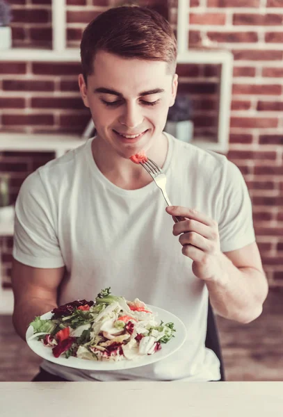 Kerl mit gesundem Essen — Stockfoto