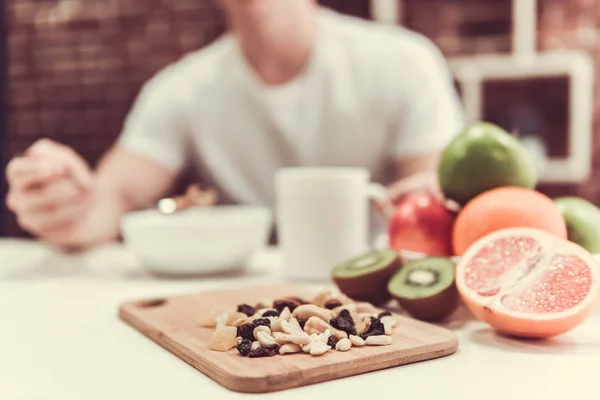 Cara com comida saudável — Fotografia de Stock