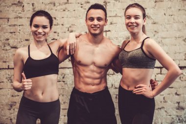 Spor salonundaki gençler