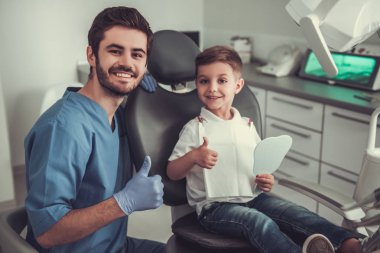 küçük çocuk diş hekimi