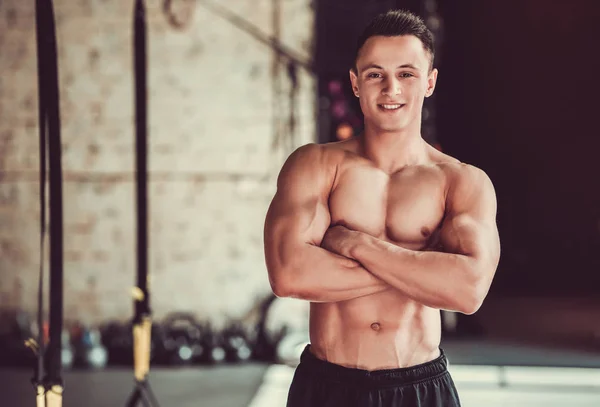 Joven deportista haciendo ejercicio —  Fotos de Stock