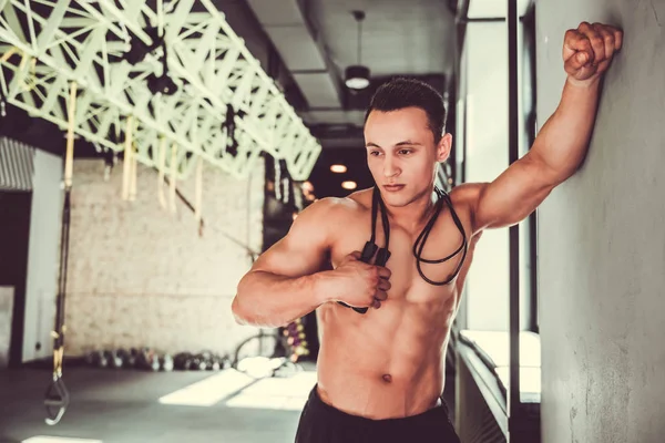 Joven deportista haciendo ejercicio —  Fotos de Stock