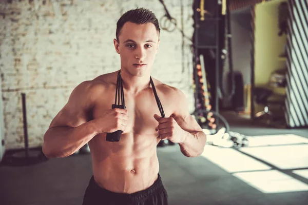 Joven deportista haciendo ejercicio —  Fotos de Stock