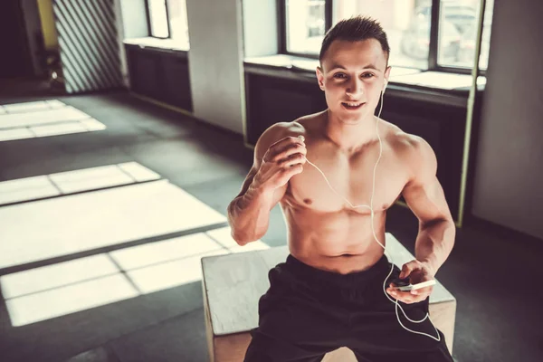 Joven deportista haciendo ejercicio —  Fotos de Stock