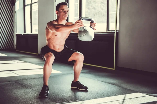 Jovem desportista trabalhando para fora — Fotografia de Stock