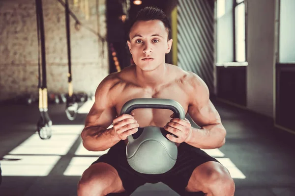 Joven deportista haciendo ejercicio — Foto de Stock