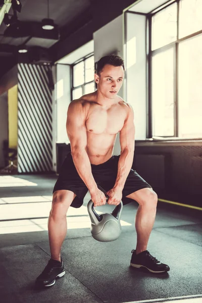 Jovem desportista trabalhando para fora — Fotografia de Stock