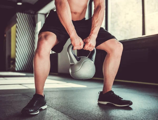 Jovem desportista trabalhando para fora — Fotografia de Stock