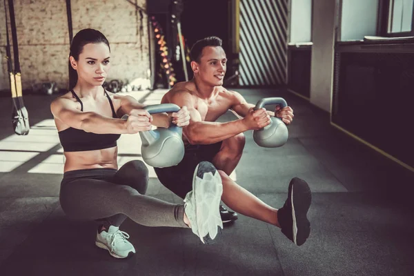 Pareja haciendo ejercicio — Foto de Stock